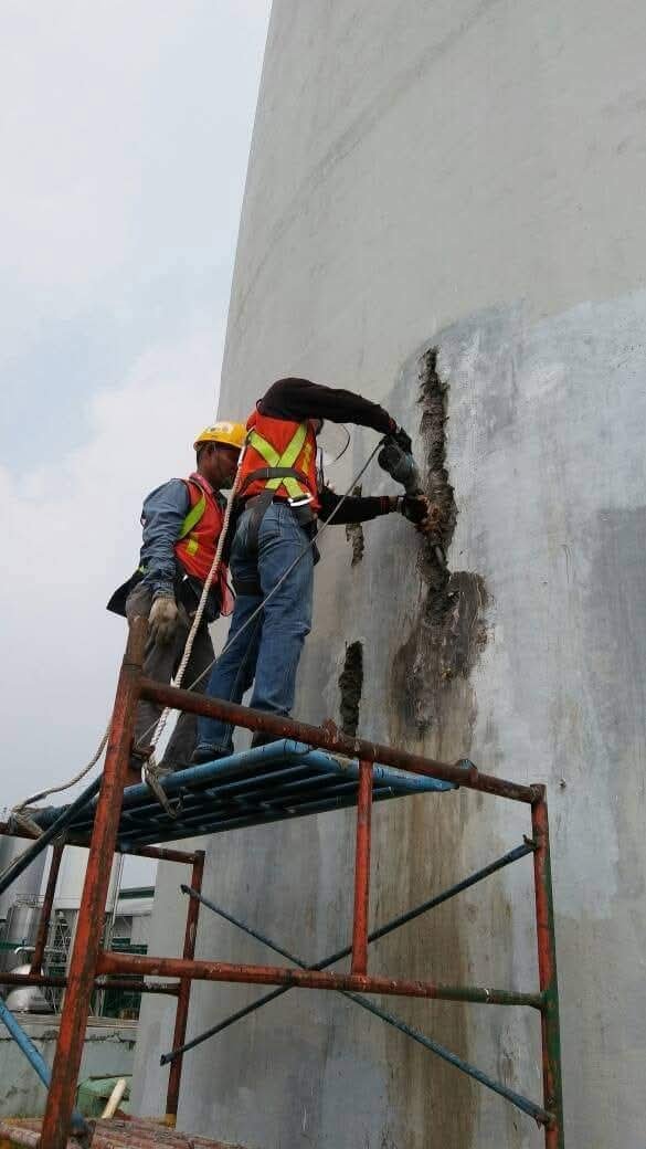 Proses pengerjaan grouting beton pada struktur pondasi mesin industri