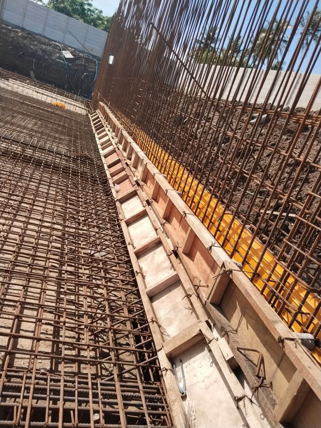 Tim kontraktor profesional sedang memasang waterstop PVC pada sambungan beton untuk mencegah kebocoran struktur basement