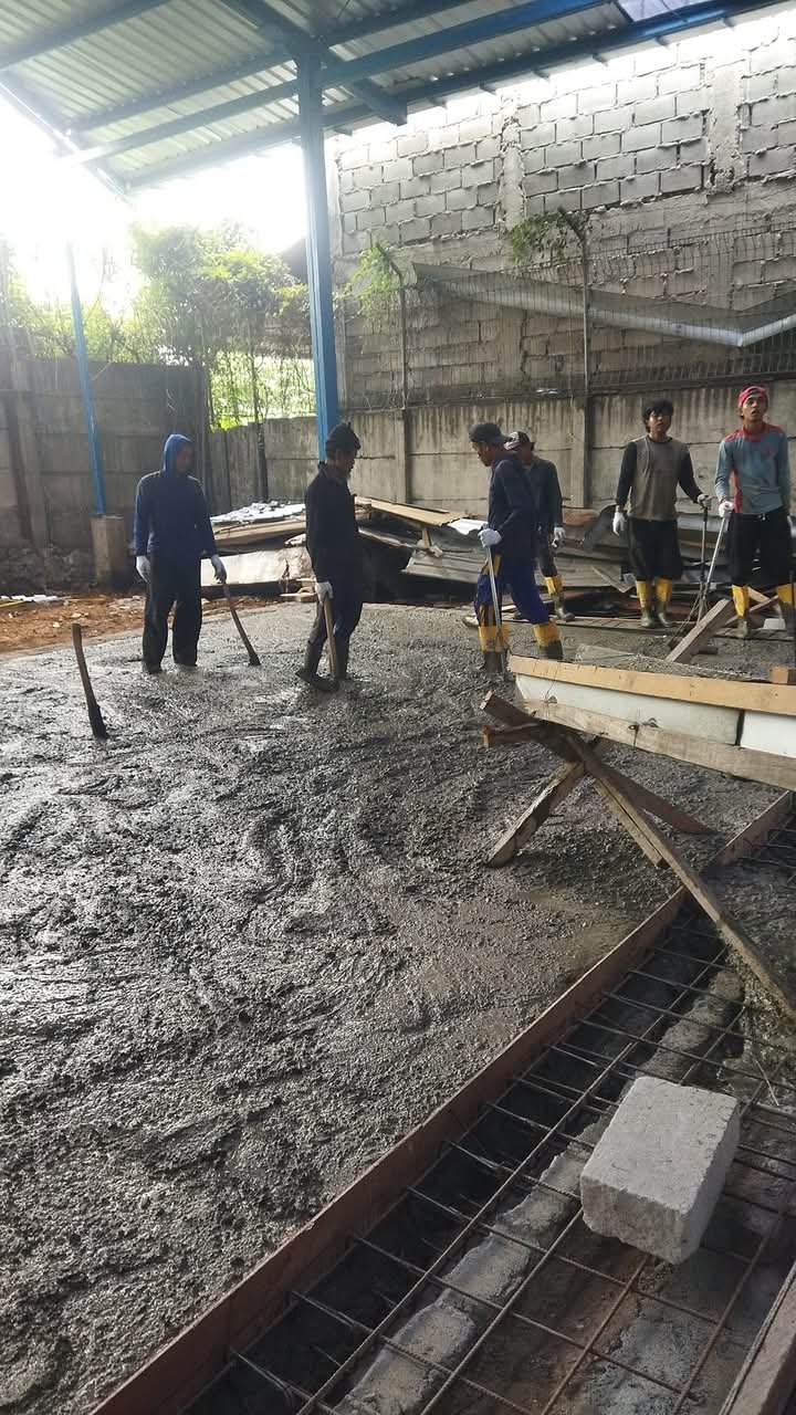 Proses pengerjaan pengecoran beton ready mix kedap air pada plat atap beton